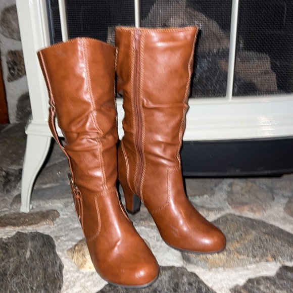 Scrunched Belted Mid calf Heeled Boots - Picture 4 of 9